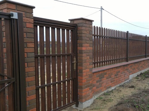 Установка забора из металлоштакетника в Слониме